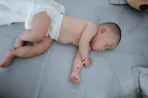 广汉宝宝几个月可以吃水果